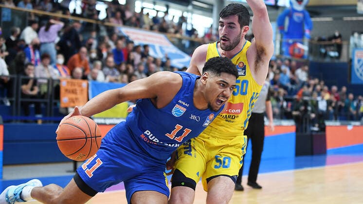 Basketball, 1 Bundesliga, season 2021 2022, 29 matchday, SYNTAINICS MBC Mitteldeutscher Basketball Club Weissenfels vs Alba Berlin 10 04 2022 Duel for the ball between Kostja Mushidi Weissenfels, back number 11 left and Yovel Zoosman Guard Alba Berlin, back number 50 right during the game Weißenfels vs Alba Berlin 10 04 2022 Weißenfels Sachsen Anhalt Germany Stadthalle Weißenfels