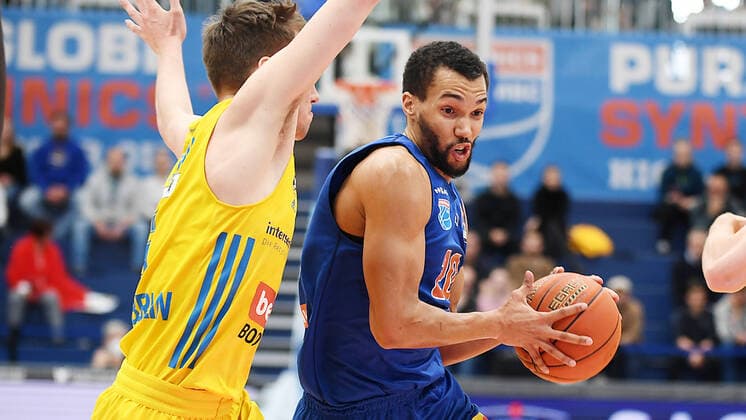 Basketball, 1 Bundesliga, season 2021 2022, 29 matchday, SYNTAINICS MBC Mitteldeutscher Basketball Club Weissenfels vs Alba Berlin 10 04 2022 Duel for the ball between Jamel Morris Guard MBC Weissenfels, back number 20 r and Malte Delow Guard Alba Berlin, back number 6 li during the game Weißenfels vs Alba Berlin 10 04 2022 Weißenfels Sachsen Anhalt Germany Stadthalle Weißenfels