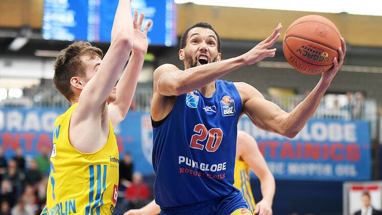 Basketball, 1 Bundesliga, season 2021 2022, 29 matchday, SYNTAINICS MBC Mitteldeutscher Basketball Club Weissenfels vs Alba Berlin 10 04 2022 Duel for the ball between Jamel Morris Guard MBC Weissenfels, back number 20 r and Malte Delow Guard Alba Berlin, back number 6 li during the game Weißenfels vs Alba Berlin 10 04 2022 Weißenfels Sachsen Anhalt Germany Stadthalle Weißenfels