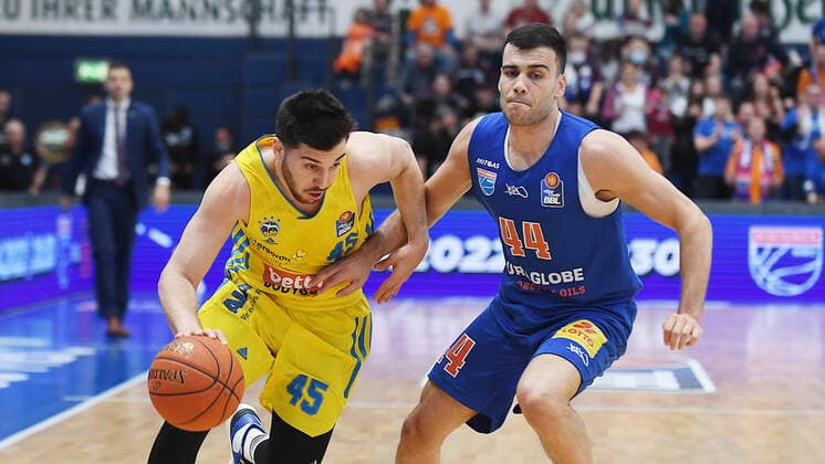 Basketball, 1 Bundesliga, season 2021 2022, 29 matchday, SYNTAINICS MBC Mitteldeutscher Basketball Club Weissenfels vs Alba Berlin 10 04 2022 Duel for the ball between Tamir Blatt Guard Alba Berlin, back number 45 left and Nikola Rebic Guard MBC Weissenfels, back number 44 right during the game Weißenfels vs Alba Berlin 10 04 2022 Weißenfels Sachsen Anhalt Germany Stadthalle Weißenfels