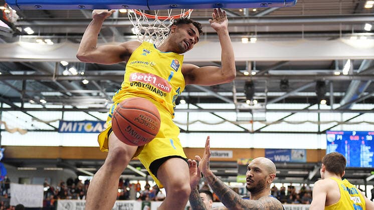 Basketball, 1 Bundesliga, season 2021 2022, 29 matchday, SYNTAINICS MBC Mitteldeutscher Basketball Club Weissenfels vs Alba Berlin 10 04 2022 Oscar da Silva Forward Alba Berlin, back number 1 on a dunk during the game Weißenfels vs Alba Berlin 10 04 2022 Weißenfels Sachsen Anhalt Germany Stadthalle Weißenfels