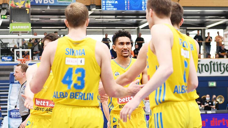 Basketball, 1 Bundesliga, season 2021 2022, 29 match day, SYNTAINICS MBC Mitteldeutscher Basketball Club Weissenfels vs Alba Berlin 10 04 2022 joy after winning a point at Luke Sikma Forward Alba Berlin, Rueckennummer 43 , Maodo Lo Guard Alba Berlin, back number 0 , Malte Delow Guard Alba Berlin, back number 6 , Tim Schneider Forward Alba Berlin, back number 10 f l n r at the game Weißenfels vs Alba Berlin 10 04 2022 Weißenfels Sachsen Anhalt Germany Stadthalle Weißenfels
