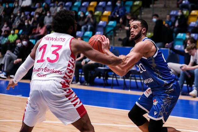 10 04 2022, xmkx, Basketball BBL Bundesliga, Fraport Skyliners Telekom Baskets Bonn v l Javontae Hawkins Telekom Baskets Bonn , Rasheed Moore Fraport Skyliners DFL DFB REGULATES PROHIBIT ANY USE OF PHOTOGRAPHS as IMAGE SEQUENCES and or QUASI VIDEO emspor Frankfurt am Main