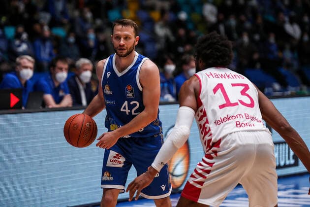 10 04 2022, xmkx, Basketball BBL Bundesliga, Fraport Skyliners Telekom Baskets Bonn v l Marcel Ponitka Fraport Skyliners , Javontae Hawkins Telekom Baskets Bonn DFL DFB REGULATIONS PROHIBIT ANY USE OF PHOTOGRAPHS as IMAGE SEQUENCES and or QUASI VIDEO emspor Frankfurt am Main
