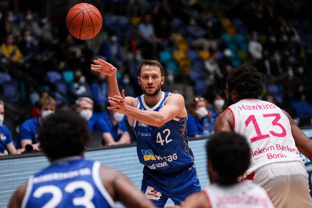 10 04 2022, xmkx, Basketball BBL Bundesliga, Fraport Skyliners Telekom Baskets Bonn v l Marcel Ponitka Fraport Skyliners , Javontae Hawkins Telekom Baskets Bonn DFL DFB REGULATIONS PROHIBIT ANY USE OF PHOTOGRAPHS as IMAGE SEQUENCES and or QUASI VIDEO emspor Frankfurt am Main