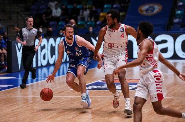 10 04 2022, xmkx, Basketball BBL Bundesliga, Fraport Skyliners Telekom Baskets Bonn v l Marcel Ponitka Fraport Skyliners , Justin Gorham Telekom Baskets Bonn DFL DFB REGULATIONS PROHIBIT ANY USE OF PHOTOGRAPHS as IMAGE SEQUENCES and or QUASI VIDEO emspor Frankfurt am Main