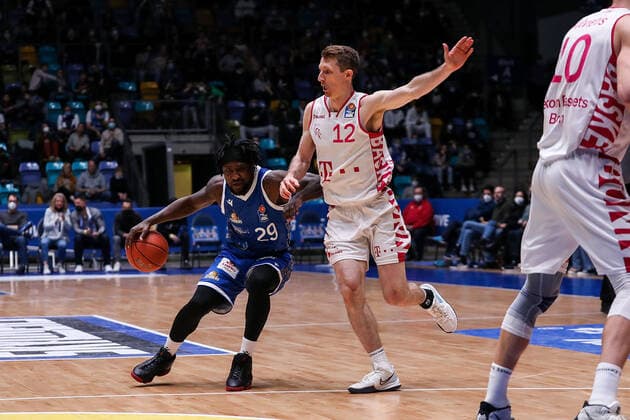 10 04 2022, xmkx, Basketball BBL Bundesliga, Fraport Skyliners Telekom Baskets Bonn v l Will Cherry Fraport Skyliners , Skyler Bowlin Telekom Baskets Bonn DFL DFB REGULATIONS PROHIBIT ANY USE OF PHOTOGRAPHS as IMAGE SEQUENCES and or QUASI VIDEO emspor Frankfurt am Main