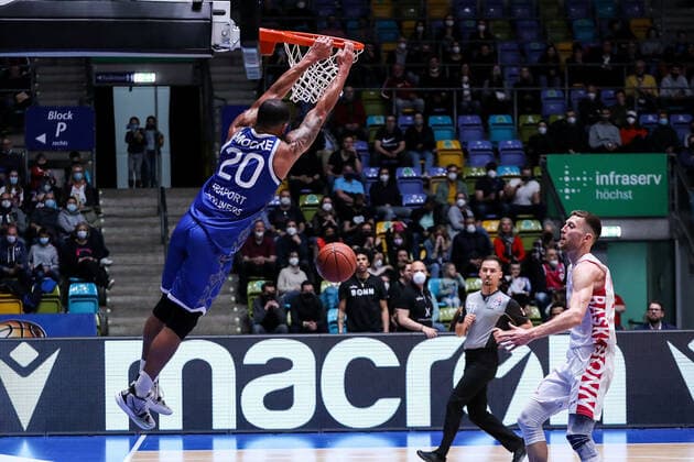 10 04 2022, xmkx, Basketball BBL Bundesliga, Fraport Skyliners Telekom Baskets Bonn v l Rasheed Moore Fraport Skyliners , Saulius Kulvietis Telekom Baskets Bonn DFL DFB REGULATIONS PROHIBIT ANY USE OF PHOTOGRAPHS as IMAGE SEQUENCES and or QUASI VIDEO emspor Frankfurt am Main