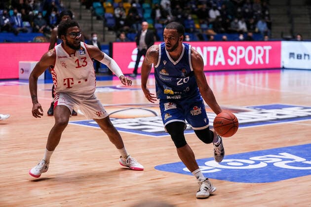 10 04 2022, xmkx, Basketball BBL Bundesliga, Fraport Skyliners Telekom Baskets Bonn v l Javontae Hawkins Telekom Baskets Bonn , Rasheed Moore Fraport Skyliners DFL DFB REGULATES PROHIBIT ANY USE OF PHOTOGRAPHS as IMAGE SEQUENCES and or QUASI VIDEO emspor Frankfurt am Main
