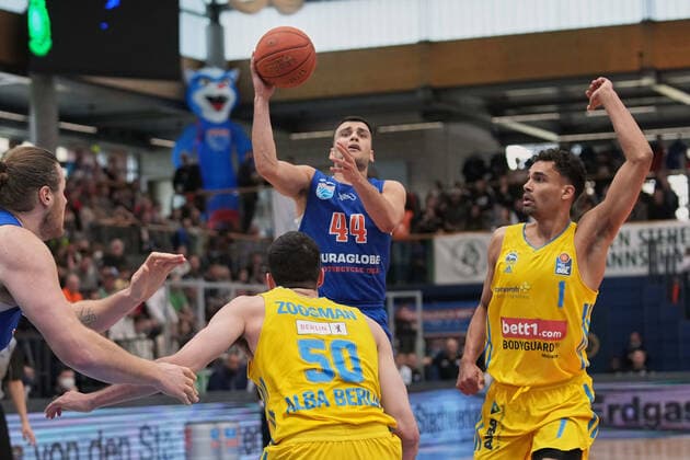 Yovel Zoosman Alba, 50 , Nikola Rebic MBC, 44 , Oscar da Silva Alba, 1 , Syntainics MBC vs ALBA BERLIN, Basketball Bundesliga, Men, 2021 2022, 29 Match Day, 10 04 2022, Syntainics MBC vs ALBA BERLIN, Basketball Bundesliga, Men, 2021 2022, 29 Match Day, 10 04 2022, Weissenfels. Copyright: xEibner-Pressefoto EckehardxSchulzx ep_eer