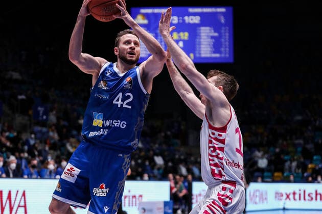 10 04 2022, xmkx, Basketball BBL Bundesliga, Fraport Skyliners Telekom Baskets Bonn v l Marcel Ponitka Fraport Skyliners , Skyler Bowlin Telekom Baskets Bonn DFL DFB REGULATIONS PROHIBIT ANY USE OF PHOTOGRAPHS as IMAGE SEQUENCES and or QUASI VIDEO emspor Frankfurt am Main