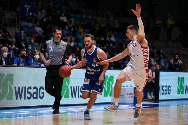 10 04 2022, xmkx, Basketball BBL Bundesliga, Fraport Skyliners Telekom Baskets Bonn v l Marcel Ponitka Fraport Skyliners , Oleksandr Lypovyy Telekom Baskets Bonn DFL DFB REGULATIONS PROHIBIT ANY USE OF PHOTOGRAPHS as IMAGE SEQUENCES and or QUASI VIDEO emspor Frankfurt am Main