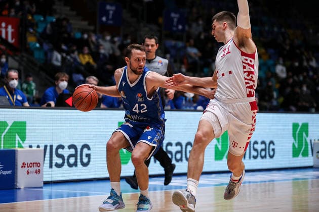 10 04 2022, xmkx, Basketball BBL Bundesliga, Fraport Skyliners Telekom Baskets Bonn v l Marcel Ponitka Fraport Skyliners , Oleksandr Lypovyy Telekom Baskets Bonn DFL DFB REGULATIONS PROHIBIT ANY USE OF PHOTOGRAPHS as IMAGE SEQUENCES and or QUASI VIDEO emspor Frankfurt am Main