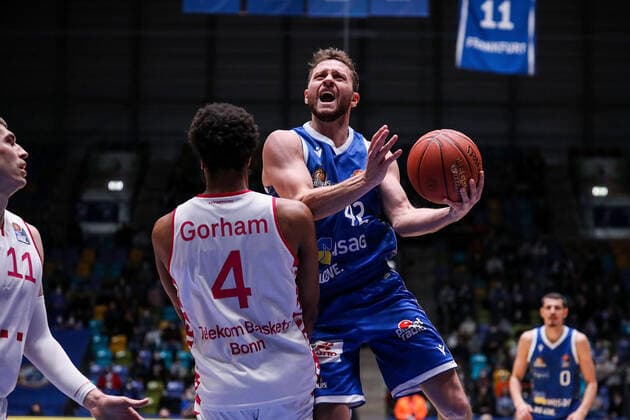 10 04 2022, xmkx, Basketball BBL Bundesliga, Fraport Skyliners Telekom Baskets Bonn v l Justin Gorham Telekom Baskets Bonn , Marcel Ponitka Fraport Skyliners DFL DFB REGULATIONS PROHIBIT ANY USE OF PHOTOGRAPHS as IMAGE SEQUENCES and or QUASI VIDEO emspor Frankfurt am Main