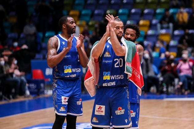10 04 2022, xmkx, Basketball BBL Bundesliga, Fraport Skyliners Telekom Baskets Bonn v l mourning Brancou Badio Fraport Skyliners , Rasheed Moore Fraport Skyliners , Quantez Robertson Fraport Skyliners after the game DFL DFB REGULATIONS PROHIBIT ANY USE OF PHOTOGRAPHS as IMAGE SEQUENCES and or QUASI VIDEO emspor Frankfurt am Main