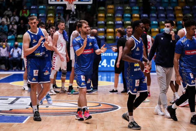 10 04 2022, xmkx, Basketball BBL Bundesliga, Fraport Skyliners Telekom Baskets Bonn v l mourning Fraport Skyliners after the match DFL DFB REGULATES PROHIBIT ANY USE OF PHOTOGRAPHS as IMAGE SEQUENCES and or QUASI VIDEO emspor Frankfurt am Main