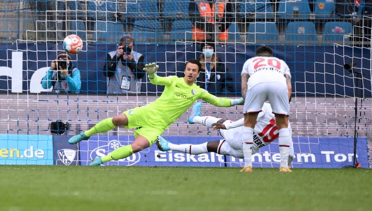 Sport Themen der Woche KW14 Sport Bilder des Tages Moussa Diaby (Bayer 04 Leverkusen) rutscht beim Elfmeter aus und der Treffer wird nicht anerkannt, links Torwart Manuel Riemann (VfL Bochum) 10.04.2022, Fussball GER, Saison 2021 2022, 1. Bundesliga, 29. Spieltag, VfL Bochum - Bayer 04 Leverkusen Foto: Maik Hölter TEAM2sportphoto Bochum Vonovia Ruhrstadion Nordrhein Westfalen Deutschland *** Moussa Diaby Bayer 04 Leverkusen slips on penalty kick and the goal is disallowed, left goalkeeper Manuel Riemann VfL Bochum 10 04 2022, Football GER, Season 2021 2022, 1 Bundesliga, 29 Matchday, VfL Bochum Bayer 04 Leverkusen Photo Maik Hölter TEAM2sportphoto Bochum Vonovia Ruhrstadion Nordrhein Westfalen Germany Team2