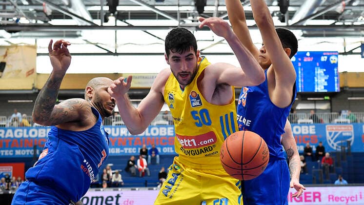Basketball, 1 Bundesliga, Season 2021 2022, 29 Matchday, SYNTAINICS MBC Mitteldeutscher Basketball Club Weissenfels vs Alba Berlin 10 04 2022 Duel for the ball between Sergio Kerusch Forward MBC Weissenfels, Rueckennummer 7 li , Yovel Zoosman Guard Alba Berlin, back number 50 , Radii Caisin Guard MBC Weissenfels, back number 13 r during the game Weißenfels vs Alba Berlin 10 04 2022 Weißenfels Sachsen Anhalt Germany Stadthalle Weißenfels