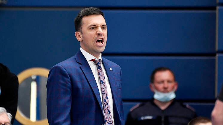 Basketball, 1 Bundesliga, season 2021 2022, 29 matchday, SYNTAINICS MBC Mitteldeutscher Basketball Club Weissenfels vs Alba Berlin 10 04 2022 Igor Jovovic Head Coach Trainer MBC Weissenfels gestures during the game Weissenfels vs Alba Berlin 10 04 2022 Weissenfels Saxony Anhalt Germany Stadthalle Weissenfels