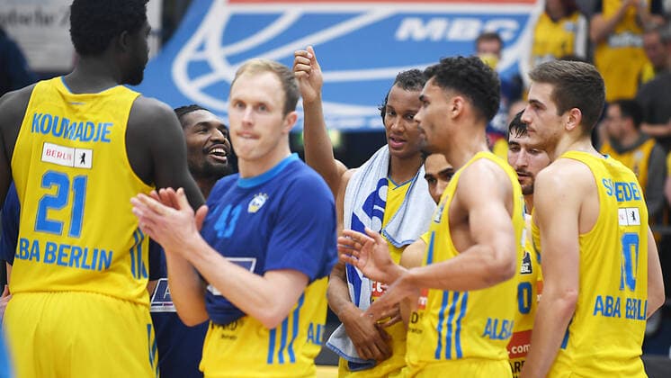 Basketball, 1 Bundesliga, season 2021 2022, 29 match day, SYNTAINICS MBC Mitteldeutscher Basketball Club Weissenfels vs Alba Berlin 10 04 2022 Players from Alba Berlin, including Christ Koumadje Center Alba Berlin, back number 21 , Luke Sikma Forward Alba Berlin, back number 43 , Oscar da Silva Forward Alba Berlin, back number 1 , Tim Schneider Forward Alba Berlin, back number 10 celebrate the victory after the game Weißenfels vs Alba Berlin 10 04 2022 Weißenfels Sachsen Anhalt Germany Stadthalle Weißenfels