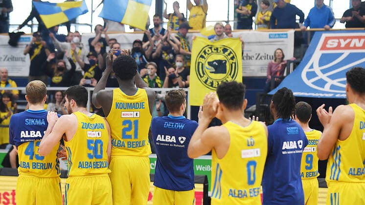 Basketball, 1 Bundesliga, season 2021 2022, 29 matchday, SYNTAINICS MBC Mitteldeutscher Basketball Club Weissenfels vs Alba Berlin 10 04 2022 Players from Alba Berlin, including Luke Sikma Forward Alba Berlin, back number 43 , Yovel Zoosman Guard Alba Berlin, back number 50 , Christ Koumadje Center Alba Berlin, back number 21 , Oscar da Silva Forward Alba Berlin, back number 1 , Maodo Lo Guard Alba Berlin, back number 0 , Jonas Mattisseck Guard Alba Berlin, back number 9 , Tim Schneider Forward Alba Berlin, back number 10 celebrate the victory after the match Weißenfels vs Alba Berlin 10 04 2022 Weißenfels Sachsen Anhalt Germany Stadthalle Weißenfels