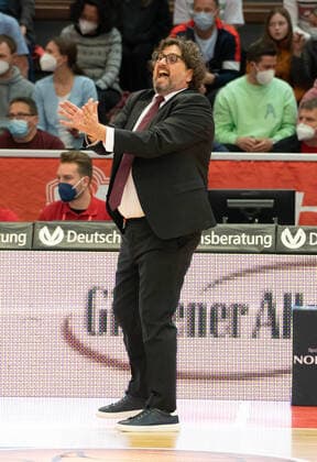 10 04 2022, xsltx, Basketball BBL Bundesliga, Giessen 46ers FC Bayern Muenchen Basketball emspor, v l Andrea Trinchieri Head Coach FC Bayern Munich DFL DFB REGULATIONS PROHIBIT ANY USE OF PHOTOGRAPHS as IMAGE SEQUENCES and or QUASI VIDEO Giessen
