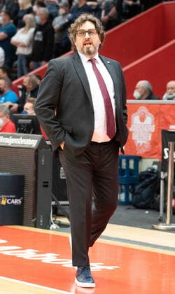 10 04 2022, xsltx, Basketball BBL Bundesliga, Giessen 46ers FC Bayern Muenchen Basketball emspor, v l Andrea Trinchieri Head Coach FC Bayern Munich DFL DFB REGULATIONS PROHIBIT ANY USE OF PHOTOGRAPHS as IMAGE SEQUENCES and or QUASI VIDEO Giessen