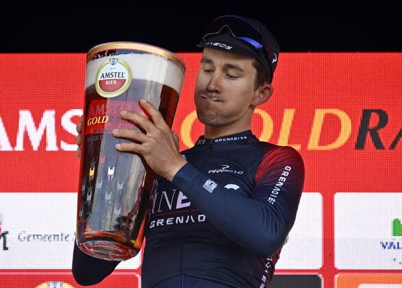 Bilder des Jahres 2022, Sport 04 April Sport Themen der Woche KW14 Sport Bilder des Tages Polish Michal Kwiatkowski of Ineos Grenadiers drinks a gigantic glass of Amstel beer as he celebrates on the podium after winning the men elite Amstel Gold Race one day cycling race, 254,1 km from Maastricht to Valkenburg, The Netherlands, Sunday 10 April 2022. ERICxLALMAND  x32909551x