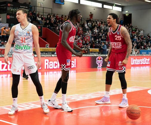 10 04 2022, xsltx, Basketball BBL Bundesliga, Giessen 46ers FC Bayern Muenchen Basketball emspor, v l Zan Mark Sisko PG FC Bayern Munich , Nuni Omot Small Forward Jobstairs Giessen 46ers and Phillip Darnell Fayne II Power Forward Jobstairs Giessen 46ers celebrate for a sacrificial fight against the favorite DFL DFB REGULATIONS PROHIBIT ANY USE OF PHOTOGRAPHS as IMAGE SEQUENCES and or QUASI VIDEO Giessen