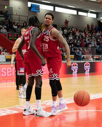 10 04 2022, xsltx, Basketball BBL Bundesliga, Giessen 46ers FC Bayern Muenchen Basketball emspor, v l Nuni Omot Small Forward Jobstairs Giessen 46ers and Phillip Darnell Fayne II Power Forward Jobstairs Giessen 46ers celebrate for a sacrificial fight against the favorite DFL DFB REGULATIONS PROHIBIT ANY USE OF PHOTOGRAPHS as IMAGE SEQUENCES and or QUASI VIDEO Giessen