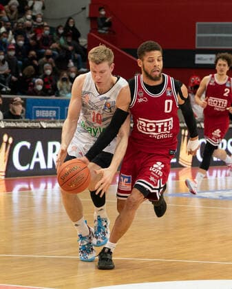 10 04 2022, xsltx, Basketball BBL Bundesliga, Giessen 46ers FC Bayern Muenchen Basketball emspor, v l Ognjen Jaramaz SG FC Bayern Munich as ball thief against Kendale Deshawn McCullum C Point Guard Jobstairs Giessen 46ers DFL DFB REGULATIONS PROHIBIT ANY USE OF PHOTOGRAPHS as IMAGE SEQUENCES and or QUASI VIDEO Giessen