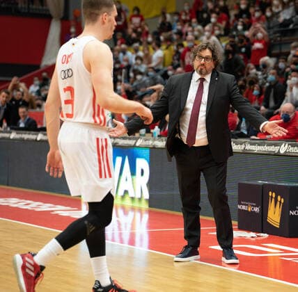 10 04 2022, xsltx, Basketball BBL Bundesliga, Giessen 46ers FC Bayern Muenchen Basketball emspor, v l Andreas Obst SG FC Bayern Munich , Andrea Trinchieri Head Coach FC Bayern Munich DFL DFB REGULATIONS PROHIBIT ANY USE OF PHOTOGRAPHS as IMAGE SEQUENCES and or QUASI VIDEO Giessen