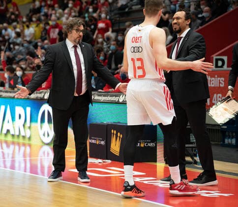 10 04 2022, xsltx, Basketball BBL Bundesliga, Giessen 46ers FC Bayern Muenchen Basketball emspor, v l Andrea Trinchieri Head Coach FC Bayern Munich , Andreas Obst SG FC Bayern Munich , Assistant Coach Demond Greene DFL DFB REGULATIONS PROHIBIT ANY USE OF PHOTOGRAPHS as IMAGE SEQUENCES and or QUASI VIDEO Giessen