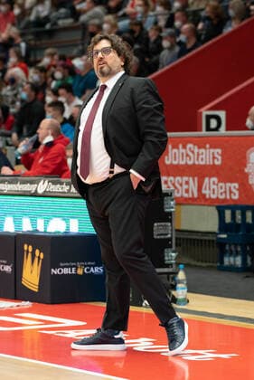 10 04 2022, xsltx, Basketball BBL Bundesliga, Giessen 46ers FC Bayern Muenchen Basketball emspor, v l Andrea Trinchieri Head Coach FC Bayern Munich DFL DFB REGULATIONS PROHIBIT ANY USE OF PHOTOGRAPHS as IMAGE SEQUENCES and or QUASI VIDEO Giessen