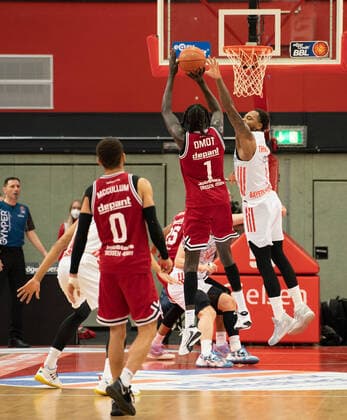 10 04 2022, xsltx, Basketball BBL Bundesliga, Giessen 46ers FC Bayern Muenchen Basketball emspor, v l Kendale Deshawn McCullum C Point Guard Jobstairs Giessen 46ers , Nuni Omot Small Forward Jobstairs Giessen 46ers , Deshaun Thomas PF FC Bayern Munich Omot scores for Giessen, he was best thrower of the 46ers with 24 points DFL DFB REGULATIONS PROHIBIT ANY USE OF PHOTOGRAPHS as IMAGE SEQUENCES and or QUASI VIDEO Giessen