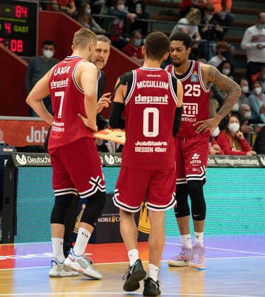 10 04 2022, xsltx, Basketball BBL Bundesliga, Giessen 46ers FC Bayern Muenchen Basketball emspor, v l Martins Laksa Small Forward Jobstairs Giessen 46ers , Pete Strobl Headcoach Jobstairs Giessen 46ers , Kendale Deshawn McCullum C Point Guard Jobstairs Giessen 46ers , Phillip Darnell Fayne II Power Forward Jobstairs Giessen 46ers DFL DFB REGULATIONS PROHIBIT ANY USE OF PHOTOGRAPHS as IMAGE SEQUENCES and or QUASI VIDEO Giessen