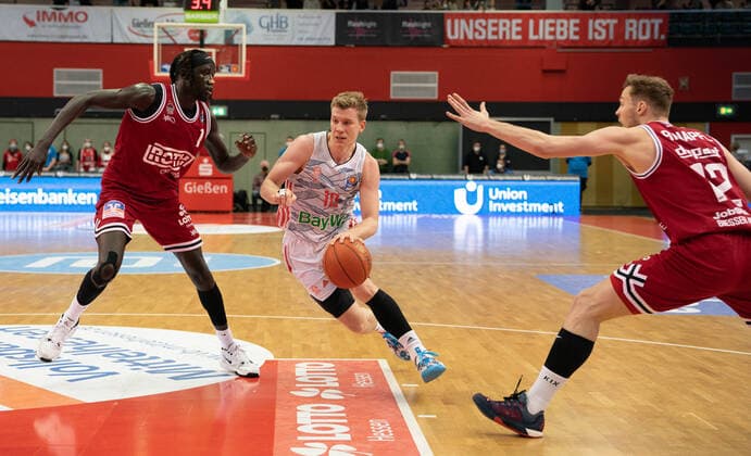 10 04 2022, xsltx, Basketball BBL Bundesliga, Giessen 46ers FC Bayern Muenchen Basketball emspor, v l Nuni Omot Small Forward Jobstairs Giessen 46ers , Ognjen Jaramaz SG FC Bayern Munich , Kilian Matthias Binapfl Shooting Guard Jobstairs Giessen 46ers DFL DFB REGULATIONS PROHIBIT ANY USE OF PHOTOGRAPHS as IMAGE SEQUENCES and or QUASI VIDEO Giessen