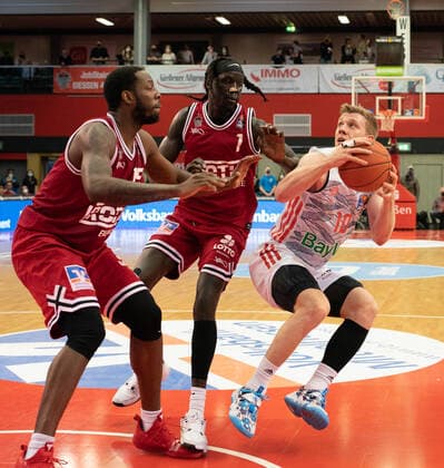 10 04 2022, xsltx, Basketball BBL Bundesliga, Giessen 46ers FC Bayern Muenchen Basketball emspor, v l Jalon Demarco Miller Center Power Forward Jobstairs Giessen 46ers , Nuni Omot Small Forward Jobstairs Giessen 46ers , Ognjen Jaramaz SG FC Bayern Munich DFL DFB REGULATIONS PROHIBIT ANY USE OF PHOTOGRAPHS as IMAGE SEQUENCES and or QUASI VIDEO Giessen