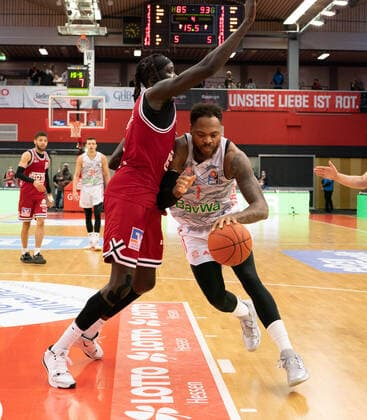 10 04 2022, xsltx, Basketball BBL Bundesliga, Giessen 46ers FC Bayern Muenchen Basketball emspor, v l Nuni Omot Small Forward Jobstairs Giessen 46ers Deshaun Thomas PF FC Bayern Munich DFL DFB REGULATIONS PROHIBIT ANY USE OF PHOTOGRAPHS as IMAGE SEQUENCES and or QUASI VIDEO Giessen