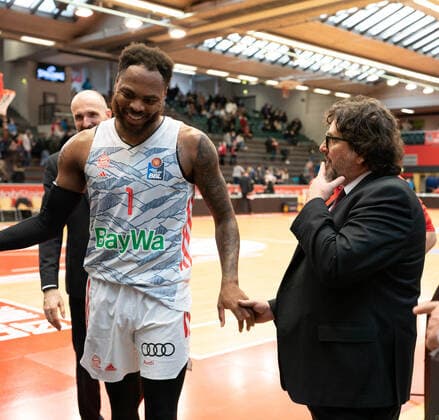 10 04 2022, xsltx, Basketball BBL Bundesliga, Giessen 46ers FC Bayern Muenchen Basketball emspor, v l Deshaun Thomas PF FC Bayern Munich is congratulated by Andrea Trinchieri Head Coach FC Bayern Munich, he was the best thrower of the game DFL DFB REGULATIONS PROHIBIT ANY USE OF PHOTOGRAPHS as IMAGE SEQUENCES and or QUASI VIDEO Giessen