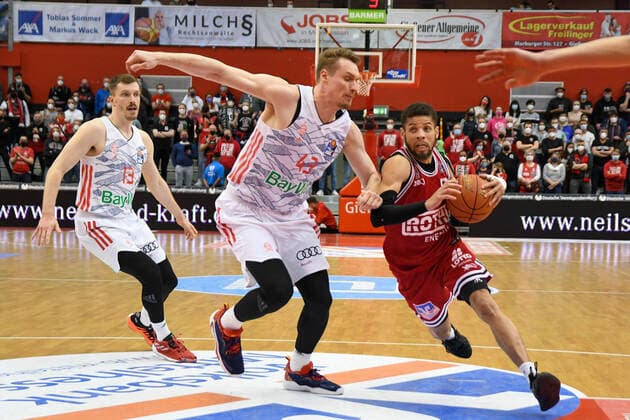 Leon Radosevic, Kendale McCullum 29 matchday, Basketball Bundesliga, Basketball season 2021 2022, Germany, easyCredit BBL, Germany, Giessen 46ers, giessen red, men, Jobstairs GIESSEN 46ers FC Bayern Munich, men, Munich in white