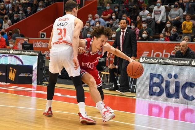 Zan Sisko, Dennis Nawrocki 29 matchday, Basketball Bundesliga, Basketball season 2021 2022, Germany, easyCredit BBL, Germany, Giessen 46ers, giessen red, men, Jobstairs GIESSEN 46ers FC Bayern Munich, men, Munich in white