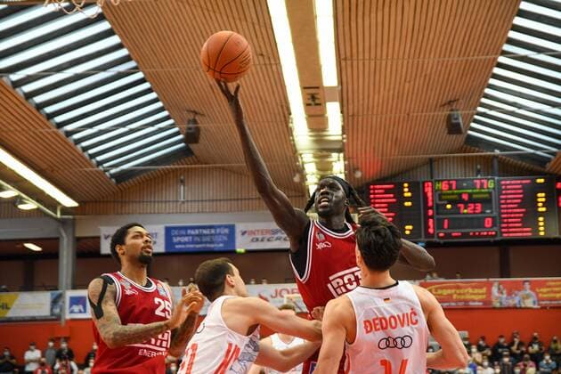 Nuni Omot 29 matchday, Basketball Bundesliga, Basketball season 2021 2022, Germany, easyCredit BBL, Germany, Giessen 46ers, giessen red, men, Jobstairs GIESSEN 46ers FC Bayern Munich, men, Munich in white