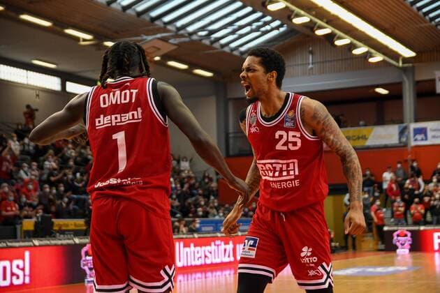 Nuni Omot, Phillip Fayne 29 matchday, Basketball Bundesliga, Basketball season 2021 2022, Germany, easyCredit BBL, Germany, Giessen 46ers, giessen red, men, Jobstairs GIESSEN 46ers FC Bayern Munich, men, Munich in white