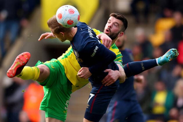 Bilder des Jahres 2022, Sport 04 April Sport Themen der Woche KW14 Sport Bilder des Tages 10th April 2022, Carrow Road, Norwich, Norfolk, England; Premier League football, Norwich versus Burnley; Grant Hanley of Norwich City competes for the ball with Mat& x11b;j Vydra of Burnley  ActionPlus12378135 ShaunxBrooks