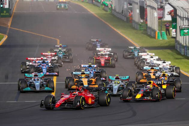 Start, 16 Charles Leclerc MCO, Scuderia Ferrari , 1 Max Verstappen NLD, Oracle Red Bull Racing , F1 Grand Prix of Australia at Melbourne Grand Prix Circuit on April 10, 2022 in Melbourne, Australia Photo by HOCH ZWEI Melbourne Australia