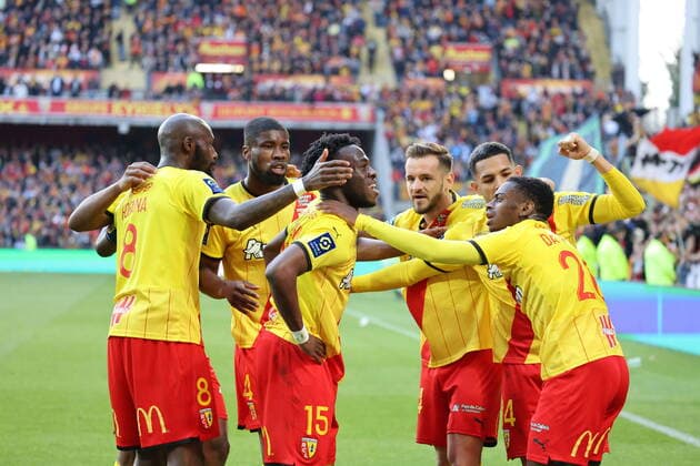 Congratulation players lens after goal during the match between RC Lens and OGC Nice - Ligue 1 Uber Eats - stade Bollaert-Delelis - april 10, 2022 FOOTBALL : RC Lens vs Nice - Ligue1 Uber Eats - 10 04 2022 LaurentSanson Panoramic 