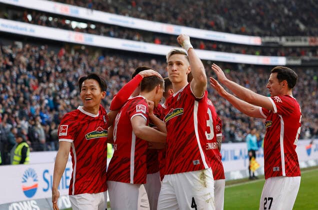 Bilder des Jahres 2022, Sport 04 April Sport Themen der Woche KW14 Sport Bilder des Tages 10.04.2022, Fussball, Bundesliga, Spieltag 29, Eintracht Frankfurt - SC Freiburg, GER, Frankfurt am Main, Deutsche Bank Park Bild: v. li. Woo-yeong Jeong (SC Freiburg), Torschuetze Nils Petersen (SC Freiburg), Nico Schlotterbeck (SC Freiburg) und Lukas Kuebler (SC Freiburg), Jubel nach dem Tor zum 2:1, jubelnd, bejubelt, jubelt, jubeln, emotionen DFL REGULATIONS PROHIBIT ANY USE OF PHOTOGRAPHS AS IMAGE SEQUENCES AND OR QUASI-VIDEO. *** 10 04 2022, Football, Bundesliga, Matchday 29, Eintracht Frankfurt SC Freiburg, GER, Frankfurt am Main, Deutsche Bank Park Picture v li Woo yeong Jeong SC Freiburg , Goal scorer Nils Petersen SC Freiburg , Nico Schlotterbeck SC Freiburg and Lukas Kuebler SC Freiburg , cheering after the goal to 2 1, cheering, cheering, cheering, emotions DFL REGULATES PROHIBIT ANY USE OF PHOTOGRAPHS AS IMAGE SEQUENCES AND OR QUASI VIDEO Copyright: HMBxMedia xHeikoxBecker