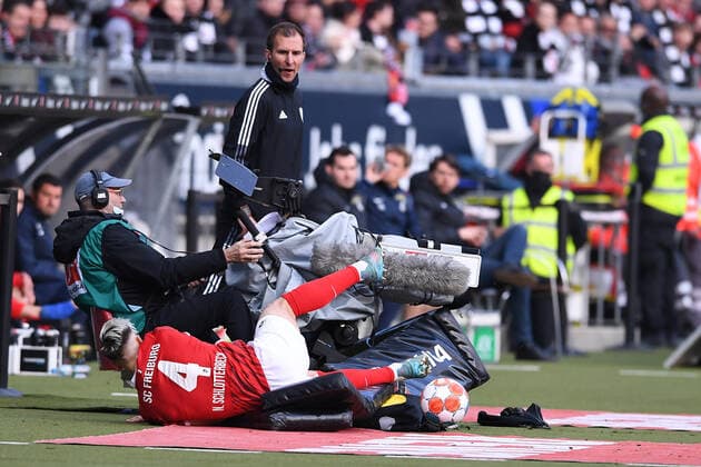 Sport Themen der Woche KW14 Sport Bilder des Tages Fußball 1. Bundesliga 29. Spieltag Eintracht Frankfurt - SC Freiburg am 10.04.2022 im Deutsche Bank-Park in Frankfurt Nico Schlotterbeck ( Freiburg ) kracht in die TV-Kamera Fernsehen DFL regulations prohibit any use of photographs as image sequences and or quasi-video. *** Fußball 1 Bundesliga 29 Spieltag Eintracht Frankfurt SC Freiburg am 10 04 2022 im Deutsche Bank Park in Frankfurt Nico Schlotterbeck Freiburg crashes into the TV camera Fernsehen DFL regulations prohibit any use of photographs as image sequences and or quasi video xHDx