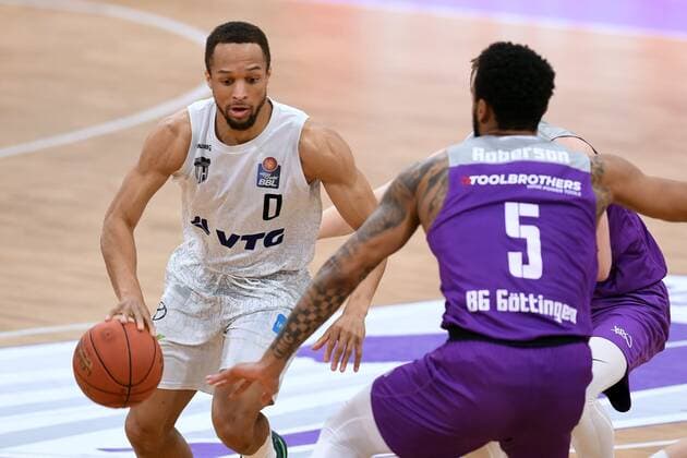 Jaylon Brown Hamburg Towers on the ball , Jeff Roberson BG Goettingen , Basketball, Bundesliga, BBL, BG Goettingen Hamburg Towers, 10 04 2022, BG Goettingen Hamburg Towers, Basketball, Bundesliga, GER, BBL, 10 04 2022 Goettingen Copyright: xEibner-Pressefotox-xRolandxSippelx